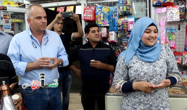  فيديو: السيد عبد السلام طه واخوانه يستقبلون رئيس كوكا كولا والوفد المرافق له والطالبة انتظار عزام طه تبدع في الاستقبال